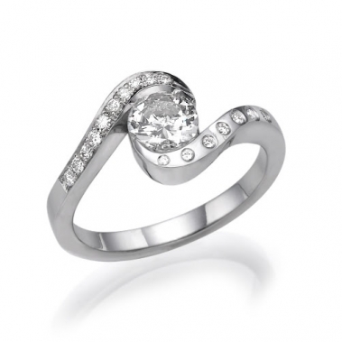 טבעת יהלומים טוויסט אסימטרית- Pure Devotion